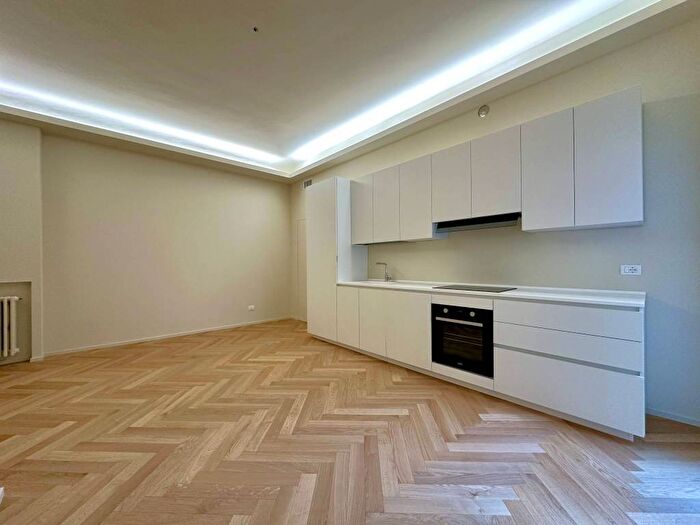Appartamento trilocale in affitto in Via Costanza, Washington, Milano