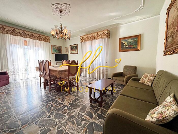 Appartamento con 6 locali in vendita in Cecina