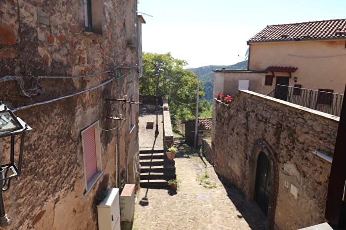 Appartamento con 5 locali in vendita in Via San Pietro, Serramezzana