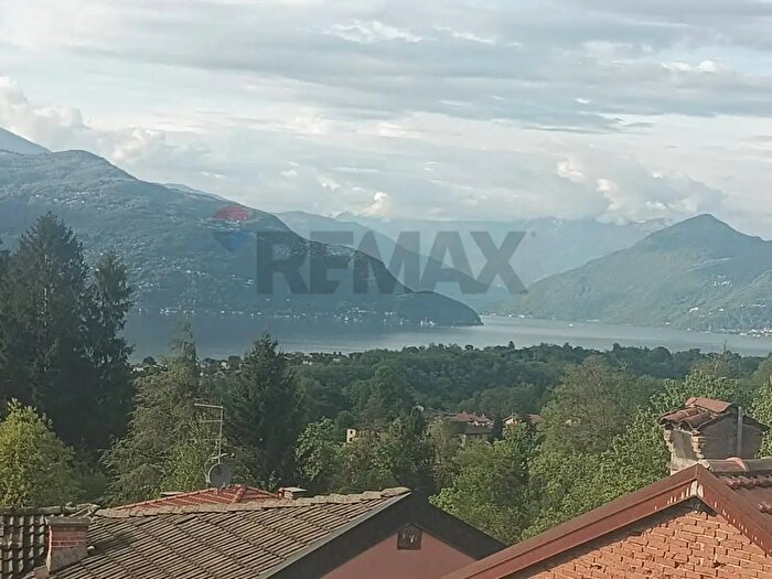 Casa con 10 locali in vendita in Castelveccana