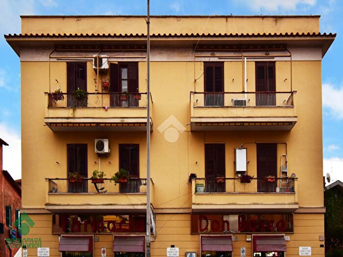 Appartamento quadrilocale in vendita in Via Annia Regilla, Roma