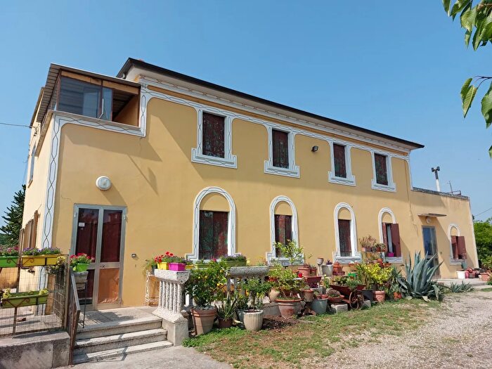 Casa con 9 locali in vendita in Badia Polesine