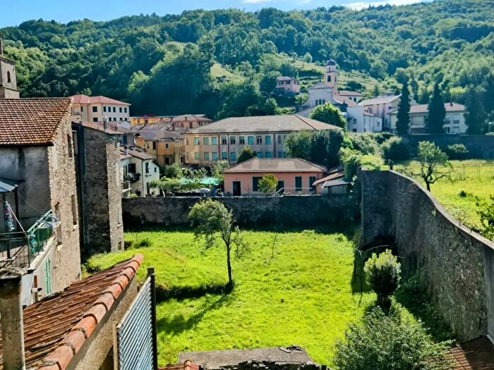 Appartamento quadrilocale in vendita in Piazza Vittorio Emanuele, Varese Ligure