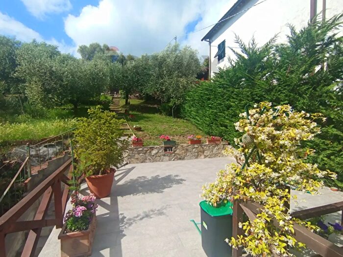 Casa con 8 locali in vendita in Lucca