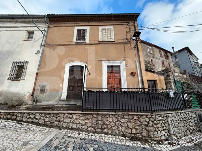 Casa trilocale in vendita in Via Gran Sasso, Rocca Di Mezzo