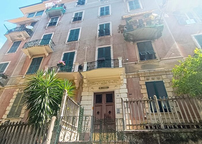 Appartamento con 5 locali in vendita in Via San Luigi, Genova