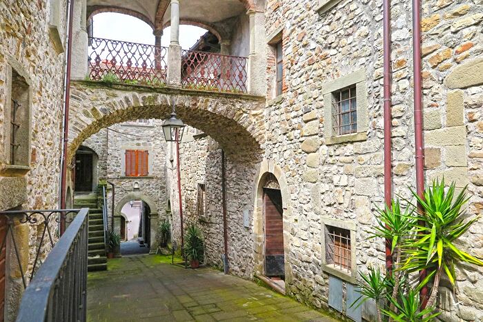 Casa con 8 locali in vendita in Villafranca In Lunigiana