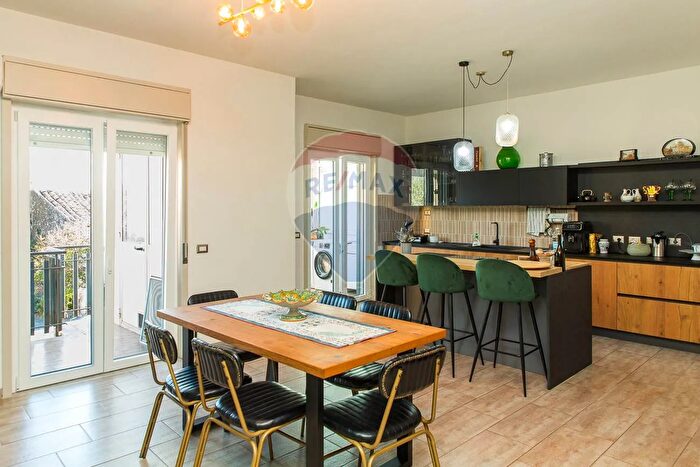 Appartamento quadrilocale in vendita in Via SNicolò, Aci Catena