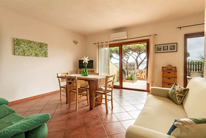 Appartamento trilocale in vendita in Via Caprera, Palau