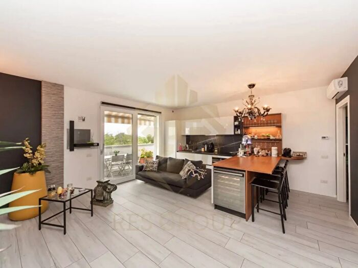 Appartamento trilocale in vendita in Via Sartirana, Monza