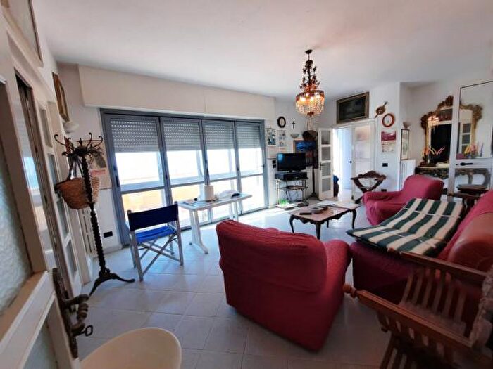 Appartamento con 6 locali in vendita in Via Giuseppe Barellai, Viareggio