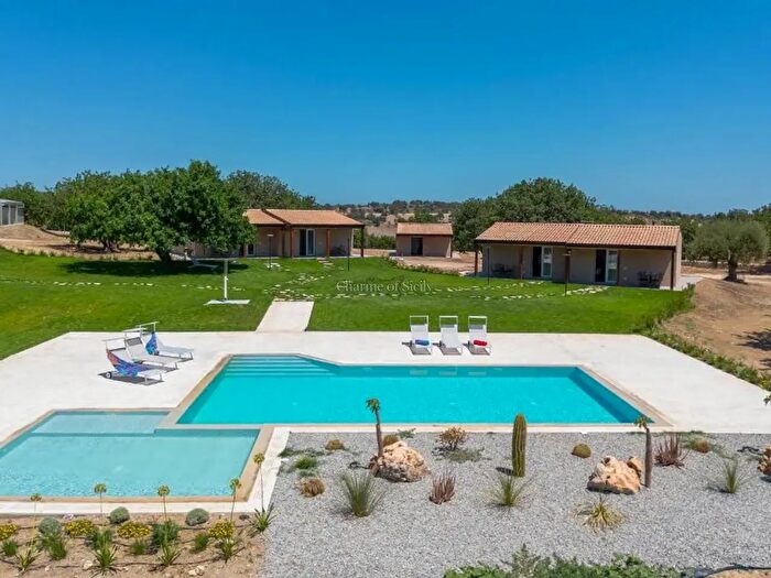 Casa con 8 locali in vendita in Contrada Casale, Noto