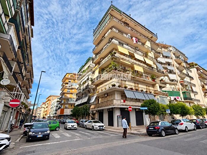 Appartamento trilocale in vendita in Via Federico Persico, Napoli