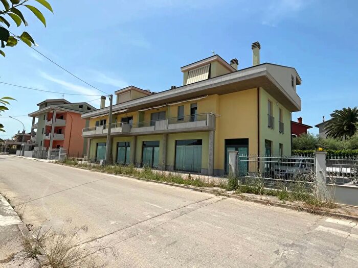 Casa con 15 locali in vendita in Via Gargheta, San Salvo