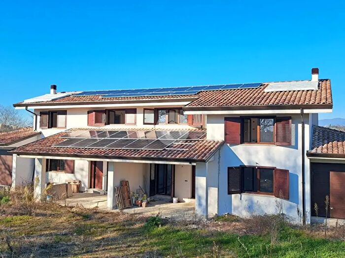 Casa quadrilocale in vendita in Via Capo Barile, Frosinone