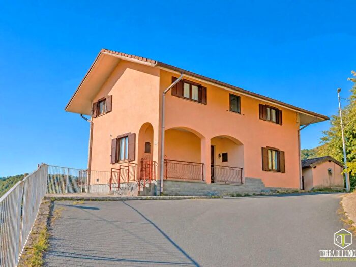 Casa con 13 locali in vendita in Pontremoli