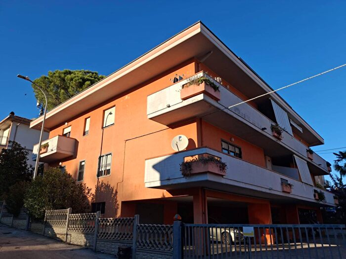 Appartamento con 5 locali in vendita in Via Grue, Teramo