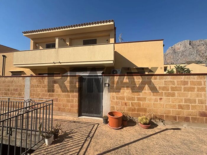 Casa con 6 locali in vendita in Via delle Case, Cinisi