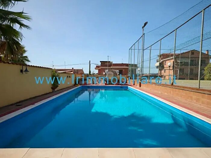 Appartamento trilocale in vendita in Via Olginate, Roma