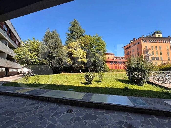 Appartamento trilocale in vendita in Via Saffi, Bologna