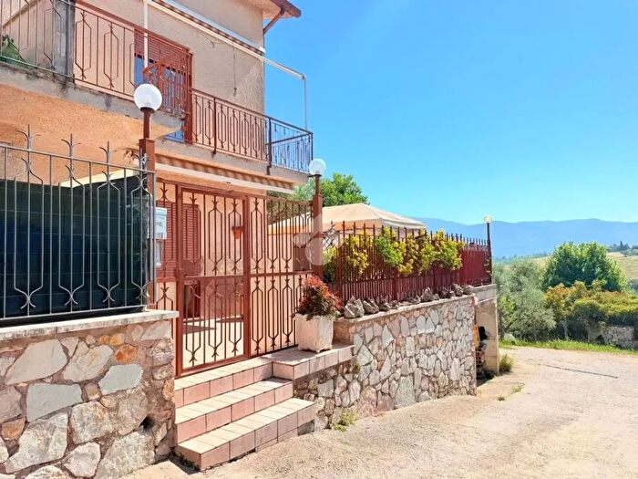 Casa con 8 locali in vendita in Via del Colle, Selci