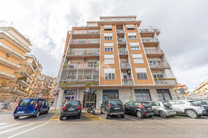 Appartamento trilocale in vendita in Via Giovanni Battista Valente, Roma