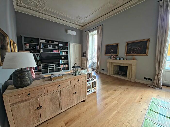 Appartamento con 12 locali in affitto in Via Assarotti, Genova