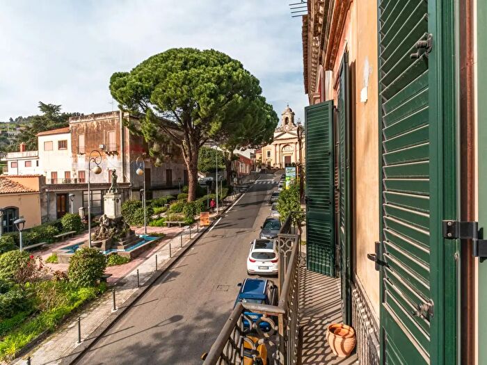 Casa con 7 locali in vendita in Mascali