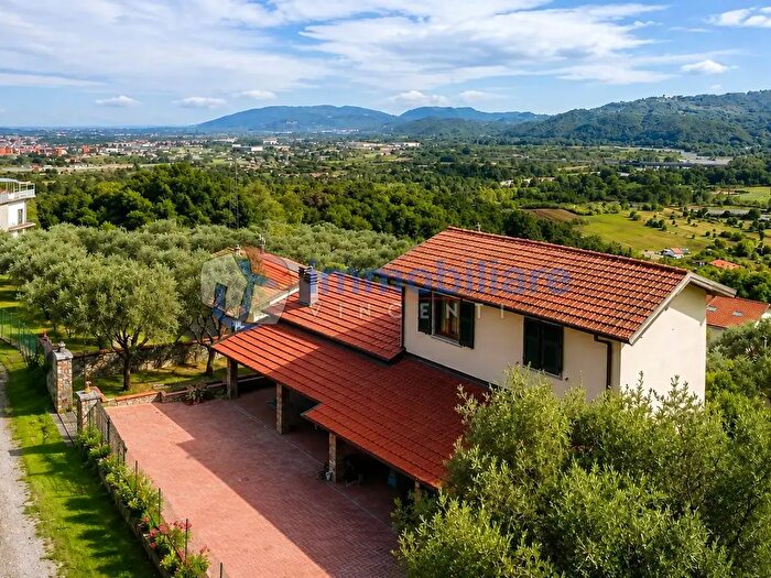 Casa con 8 locali in vendita in Bolano