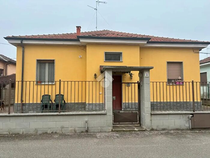 Casa trilocale in vendita in Via Giuseppe Mazzini, Valle Salimbene