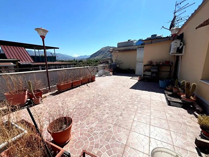 Appartamento trilocale in vendita in Via Altarello, Palermo