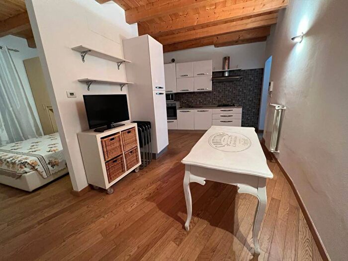 Appartamento monolocale in affitto in Via Giuseppe Mazzini, Centro, Inverigo