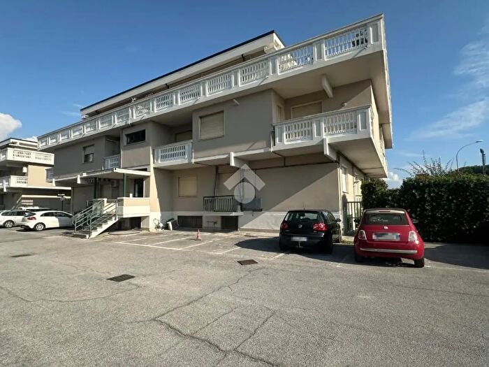 Appartamento bilocale in vendita in Via Zaccagna, Carrara