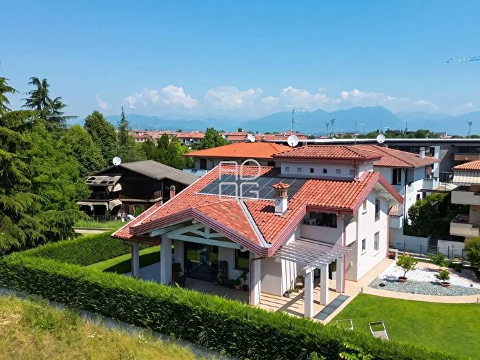 Casa con 7 locali in vendita in Via Pratomaggiore, Desenzano Del Garda