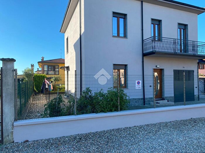 Casa con 5 locali in vendita in Via Affranio Albonesi, Pavia