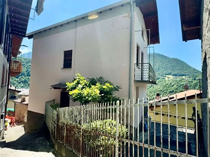Casa con 10 locali in vendita in Via Salice, Pagnona