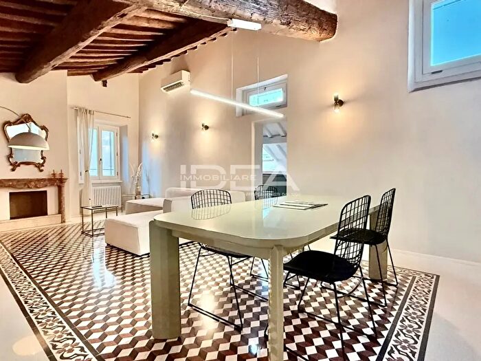 Appartamento trilocale in vendita in Via San Nicolao, Lucca