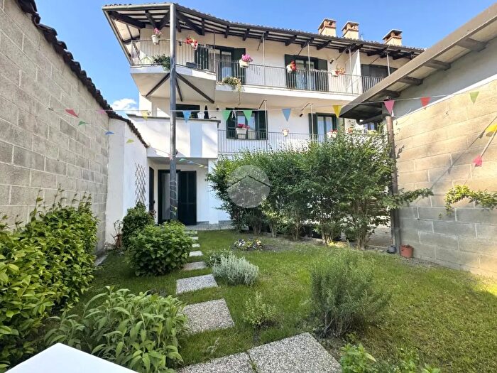 Casa con 7 locali in vendita in Via Braida, Carignano
