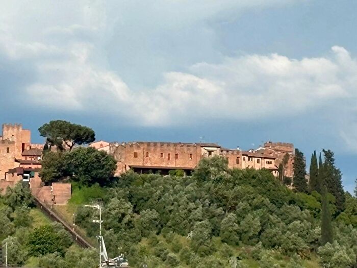 Casa con 7 locali in vendita in Via II Giugno a Certaldo Firenze, Certaldo