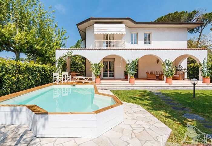 Casa con 8 locali in vendita in Forte Dei Marmi