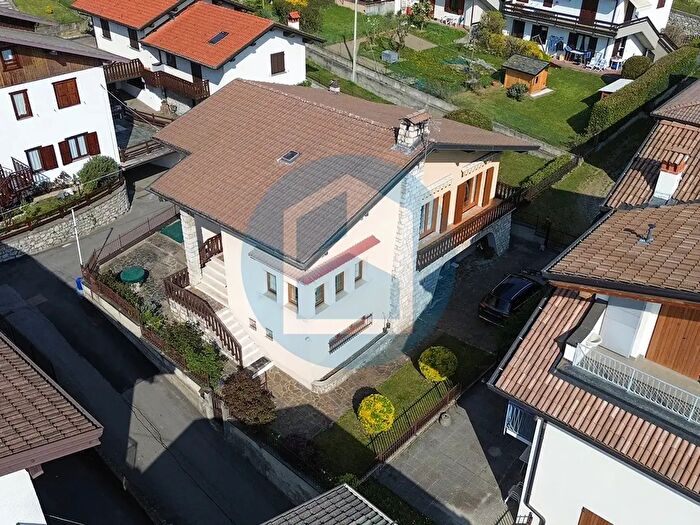 Casa quadrilocale in vendita in Via San Fiorino, Borno