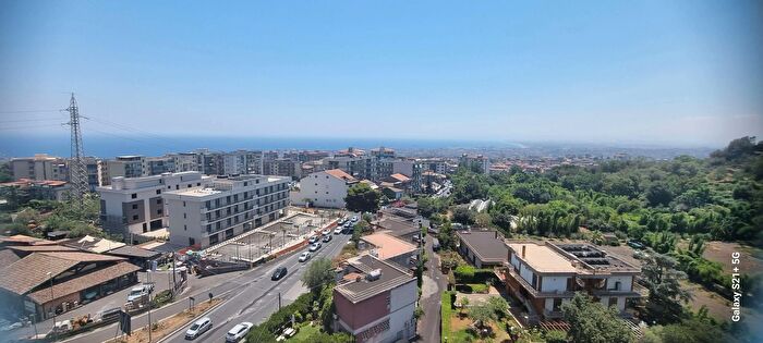 Appartamento con 9 locali in vendita in Via Pietro dellOva, Catania