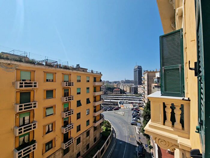 Appartamento con 7 locali in vendita in Corso Monte Grappa, Genova