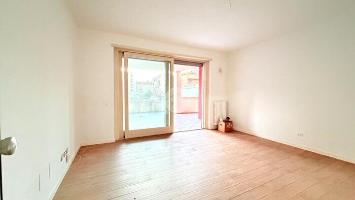 Appartamento trilocale in vendita in Via Volvinio, Milano