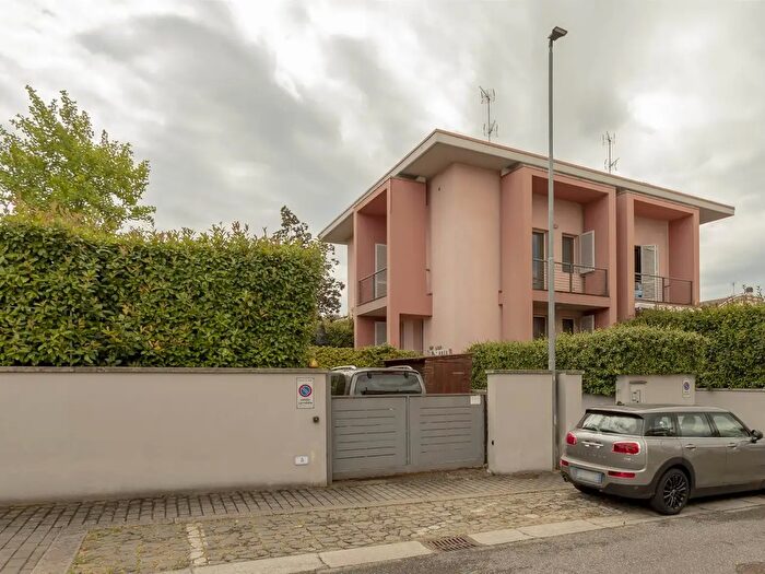 Casa con 6 locali in vendita in Via Ilaria Alpi, Signa