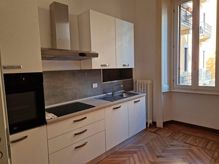 Appartamento quadrilocale in affitto in Via Spartaco, Milano