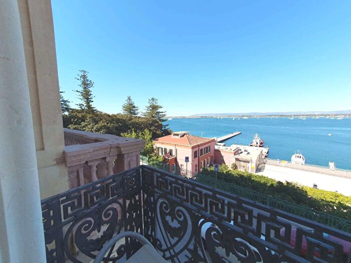 Appartamento trilocale in vendita in Via Pompeo Picherali, Siracusa