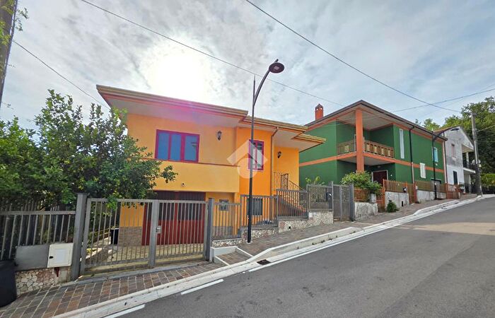 Casa con 6 locali in vendita in Via Kennedy, Limatola