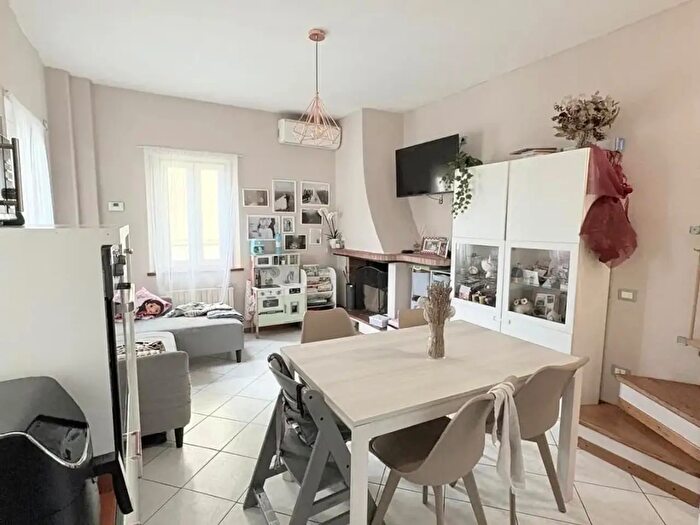 Casa quadrilocale in vendita in Ei Pellegrini, Lucca