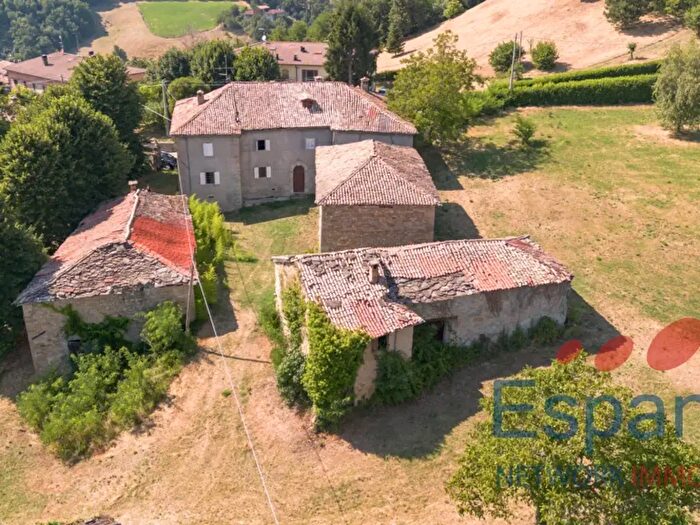Casa con 16 locali in vendita in Montese